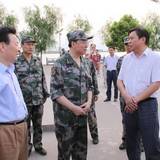 广州军区司令员徐粉林到东兰视察旱情