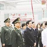 成都军区司令员李世明一起调研八一康复中心建设情况
