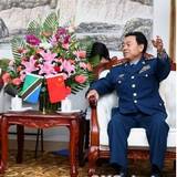 中国空军政委邓昌友分别会见六国空军代表团