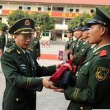 武警部队政委委员喻林祥看望新兵赠送器材