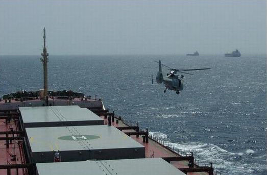 我海军护航直升机首次演练机载武器实弹射击